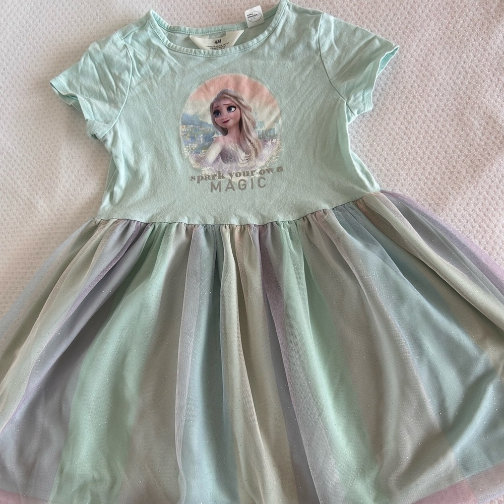 H&M kids girls green dress with Elsa printed, shimmery skirt.Size 4/6 years old.
